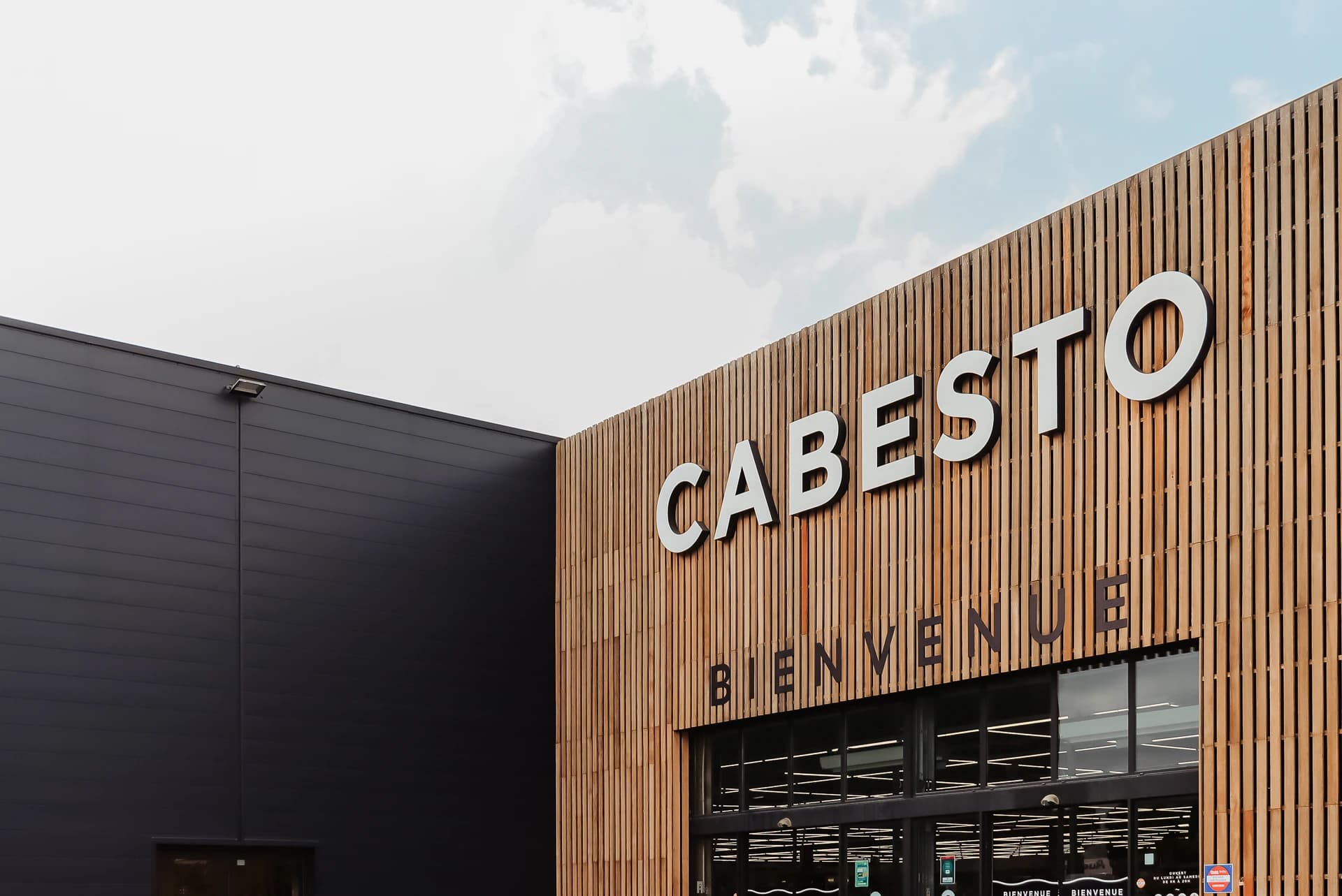 Wooden facade of Cabesto’s Aubagne site